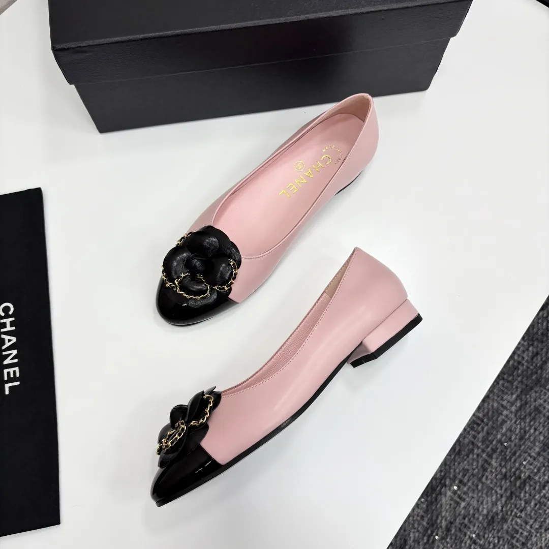 👟👟Ex-factory price 580👟👟 CHANEL｜Chanel Chanel 25C early spring new product Camellia series flat shoes This season’s Camellia series is really beautiful😍 Grandma Xiang’s family has always been elegant and ladylike, full of high-end sense! It’s very nice on the feet~ Whether worn barefoot or paired with skirts or trousers, it’s very versatile! Incomparably beautiful! Extraordinarily fairy 🧚 Overwhelmingly girly‼ ️ The upper is made of imported lambskin, the lining is made of mixed sheepskin, and the Italian A-grade leather outsole Size: 35-39 (40/41 customized)